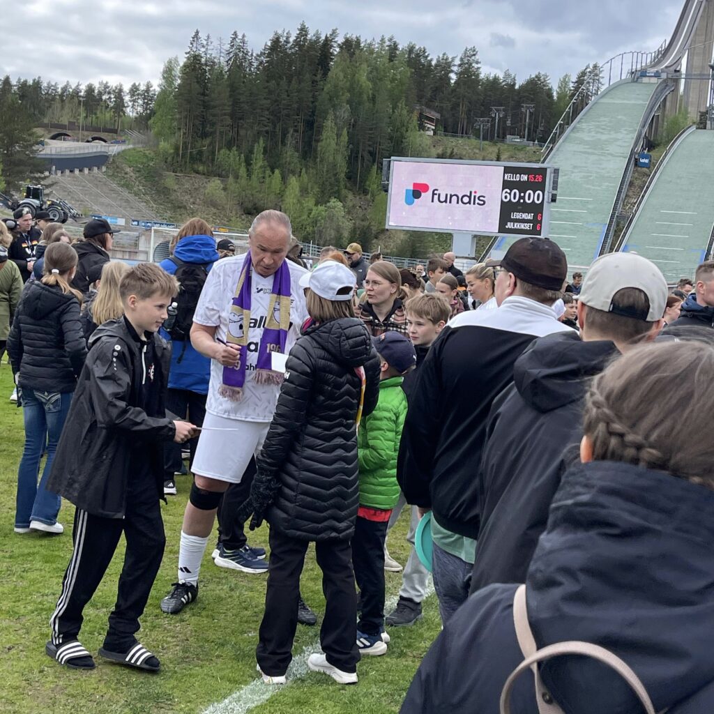 Fundis at the FC Lahti "Kukaan ei jää kentän laidalle" event